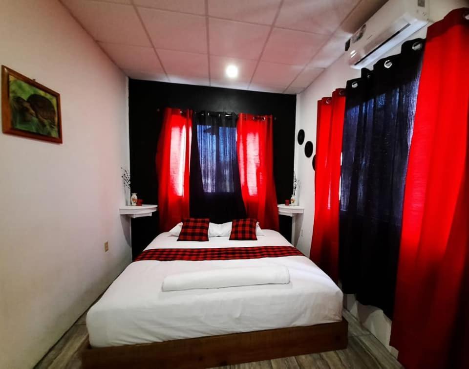 פונטה גורדה Saint Charles Inn, Belize Central America מראה חיצוני תמונה