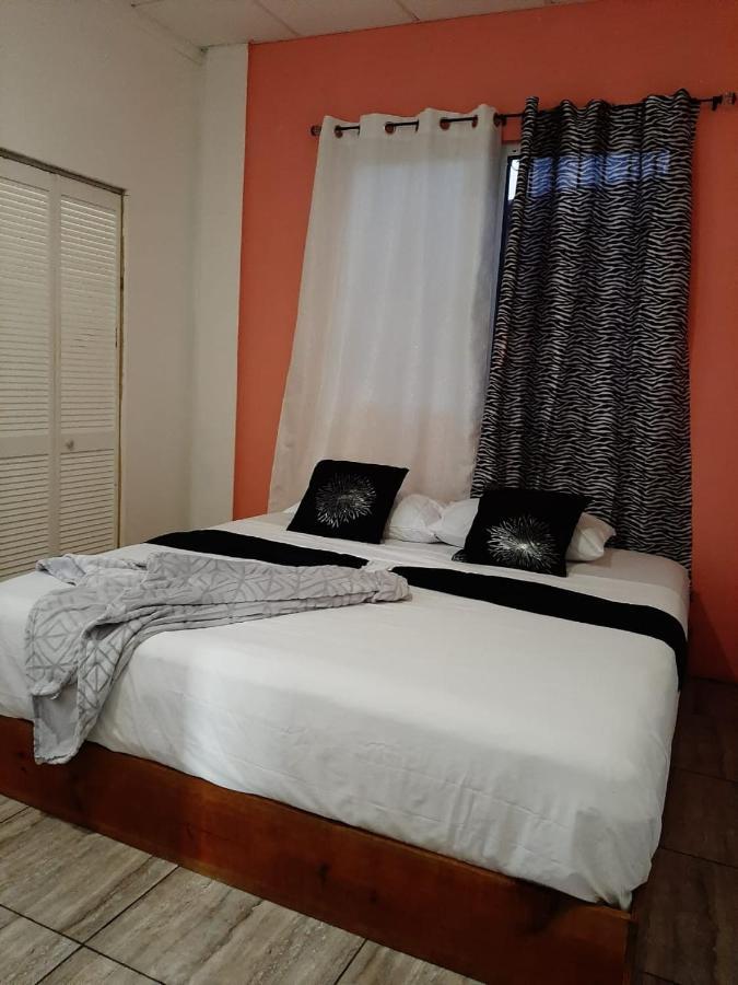 פונטה גורדה Saint Charles Inn, Belize Central America מראה חיצוני תמונה