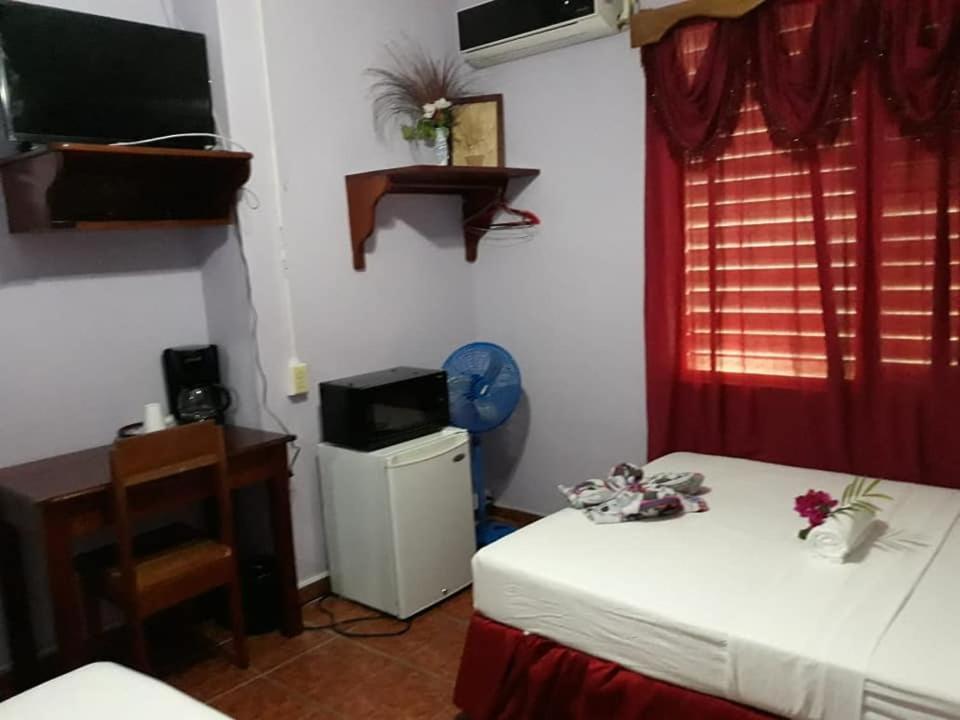 פונטה גורדה Saint Charles Inn, Belize Central America מראה חיצוני תמונה